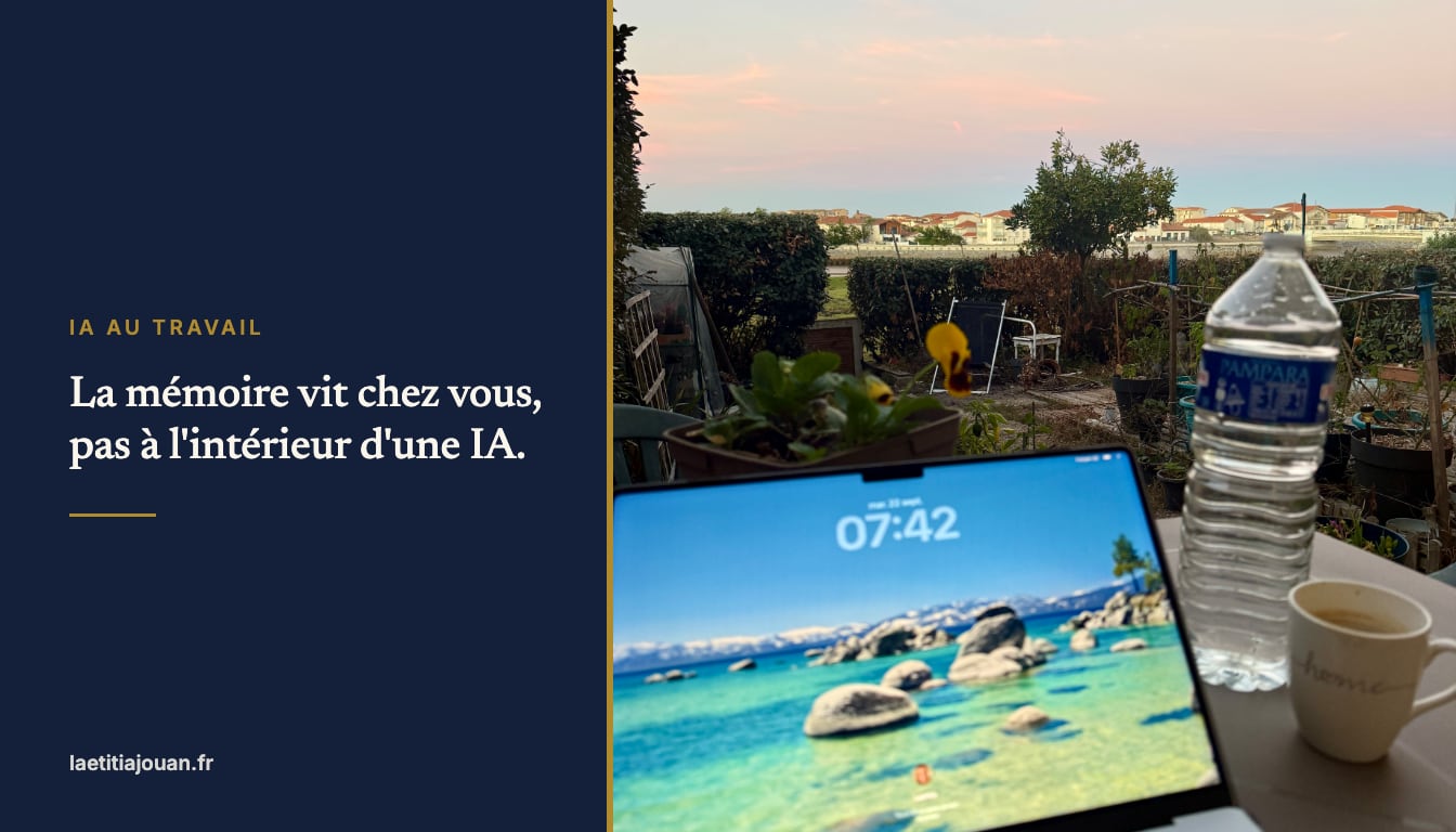 Couverture de l'article, ordinateur posé sur une table de jardin au lever du jour, identité Marine et Or