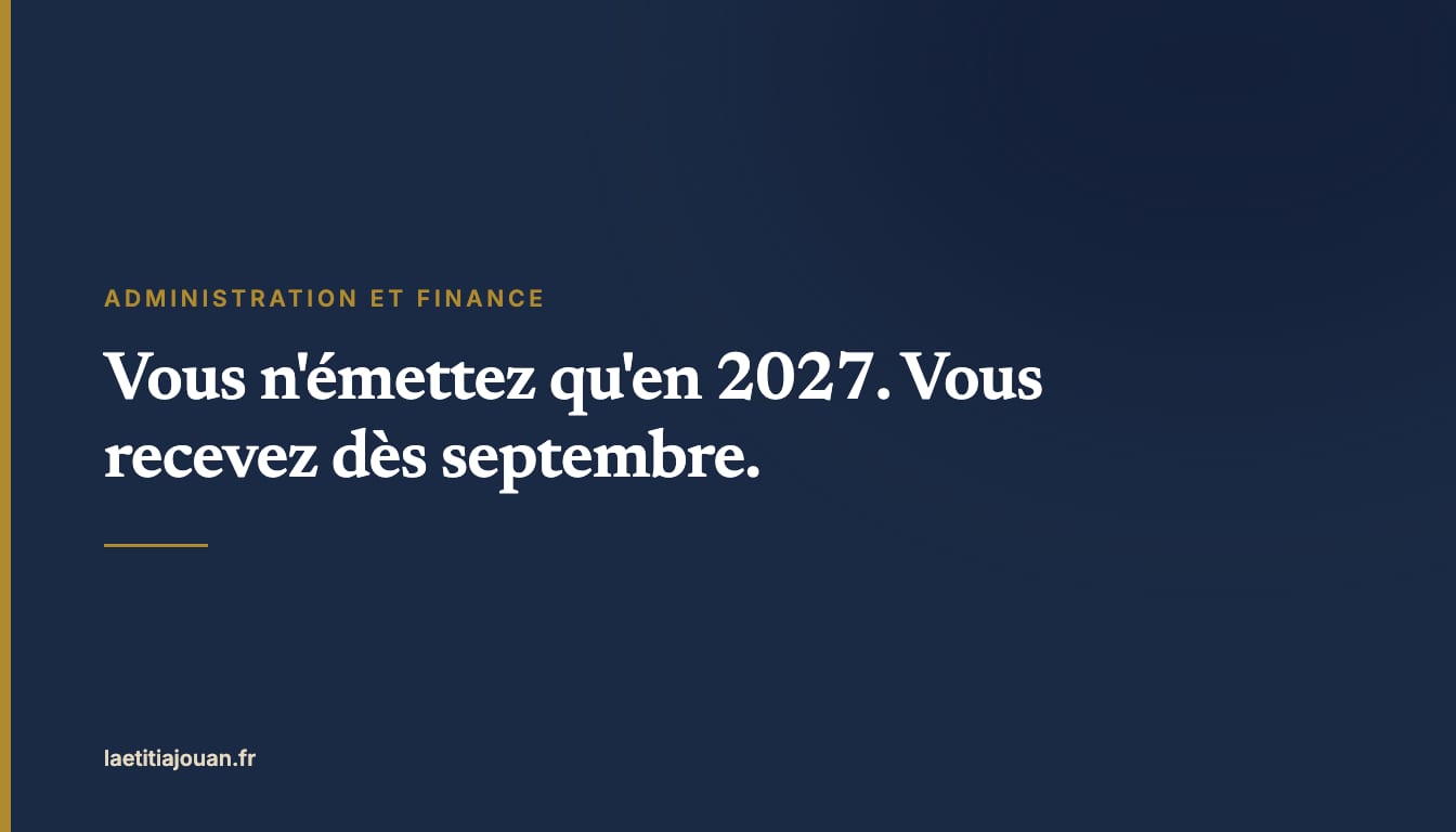 Bureau d'un service comptable, dossiers et écran, lumière naturelle