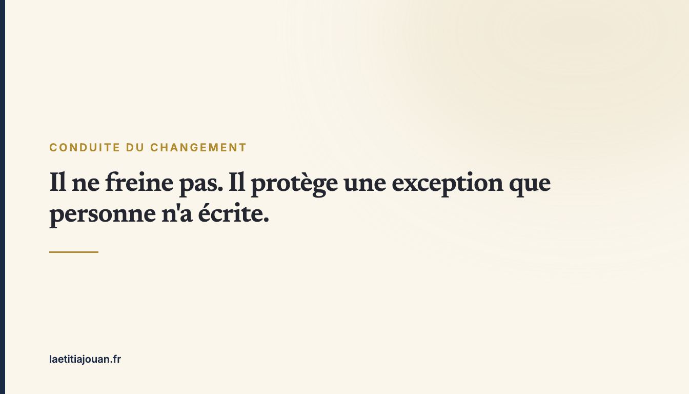 Bureau d'un service administratif, deux collègues devant un même dossier