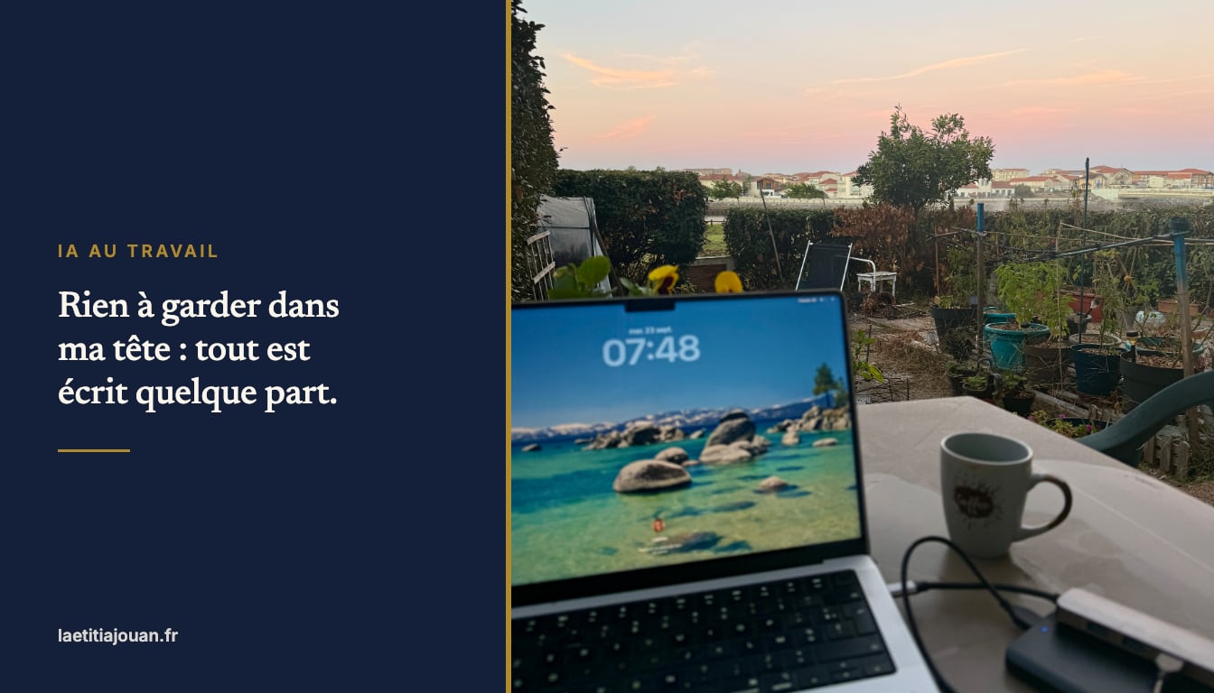 Couverture de l'article, ordinateur et tasse sur une table de jardin au lever du jour, identité Marine et Or