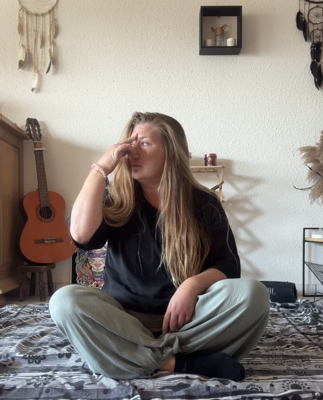 Laëtitia pratiquant la respiration alternée