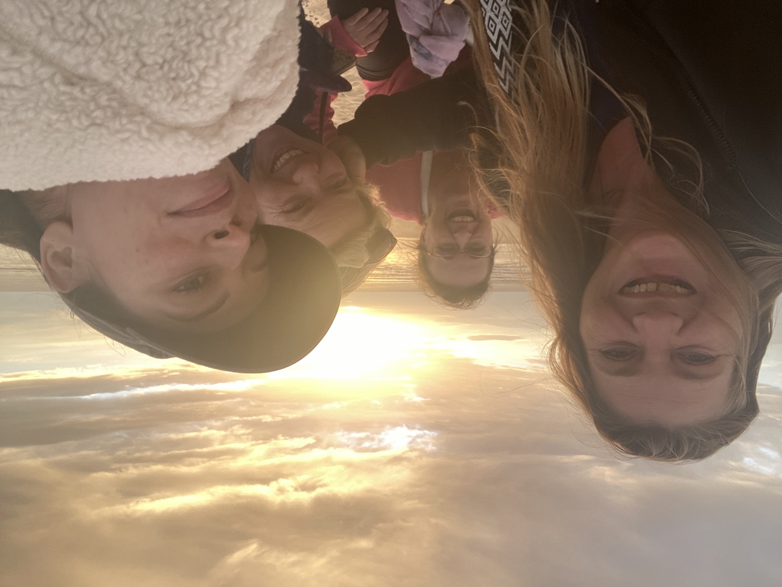 Groupe souriant au coucher du soleil, retraite d'octobre 2024